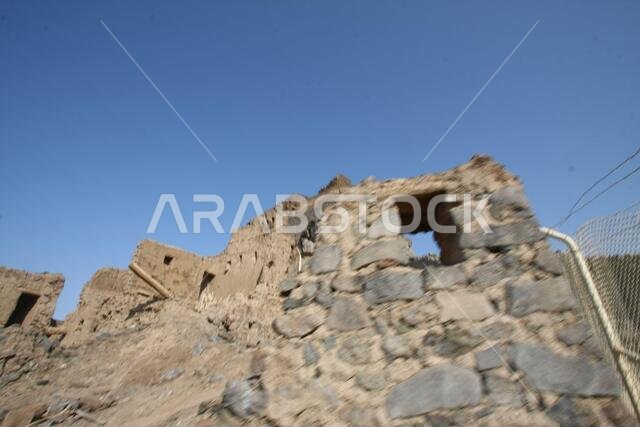 تقع خيبر شمال المدينة المنورة في الحجاز. قبل ظهور الإسلام في القرن السابع الميلادي، كان يسكنها العرب الأصليون، بالإضافة إلى اليهود.
