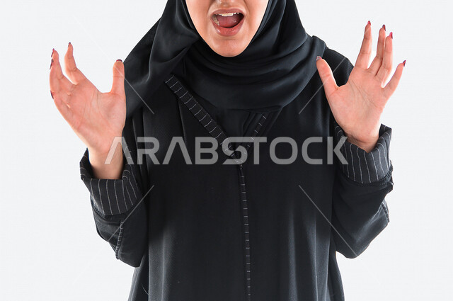 صورة مقربة لمرأه عربيه سعوديه خليجيه ترتدي العباءة والحجاب , إيماءات يدين تدل على الصراخ الشديد, الغضب و الإثاره, الشعور بالإنزعاج, الرغبه بالإنتقام, القهر من الخساره, العصبيه , خلفية بيضاء .