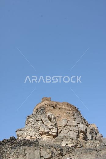 تقع خيبر شمال المدينة المنورة في الحجاز. قبل ظهور الإسلام في القرن السابع الميلادي، كان يسكنها العرب الأصليون، بالإضافة إلى اليهود. تقع خيبر شمال المدينة المنورة في الحجاز. قبل ظهور الإسلام في القرن السابع الميلادي، كان يسكنها العرب الأصليون، بالإضافة إلى اليهود.