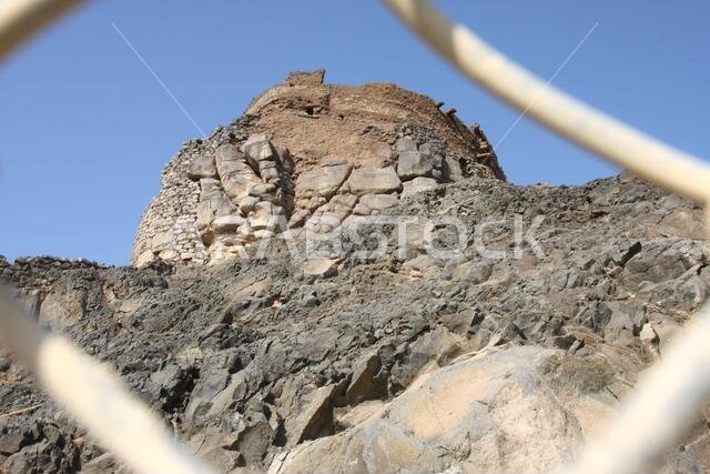تقع خيبر شمال المدينة المنورة في الحجاز. قبل ظهور الإسلام في القرن السابع الميلادي، كان يسكنها العرب الأصليون، بالإضافة إلى اليهود. تقع خيبر شمال المدينة المنورة في الحجاز. قبل ظهور الإسلام في القرن السابع الميلادي، كان يسكنها العرب الأصليون، بالإضافة إلى اليهود.