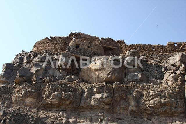 تقع خيبر شمال المدينة المنورة في الحجاز. قبل ظهور الإسلام في القرن السابع الميلادي، كان يسكنها العرب الأصليون، بالإضافة إلى اليهود.