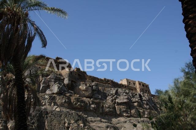 تقع خيبر شمال المدينة المنورة في الحجاز. قبل ظهور الإسلام في القرن السابع الميلادي، كان يسكنها العرب الأصليون، بالإضافة إلى اليهود.