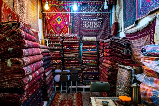 سجاد ومستلزمات تراثية في سوق الزل بالرياض