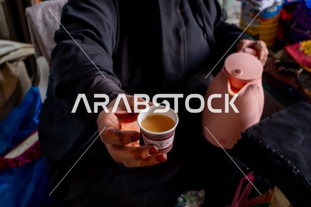 تقديم القهوة السعودية التقليدية في فنجان ورقي