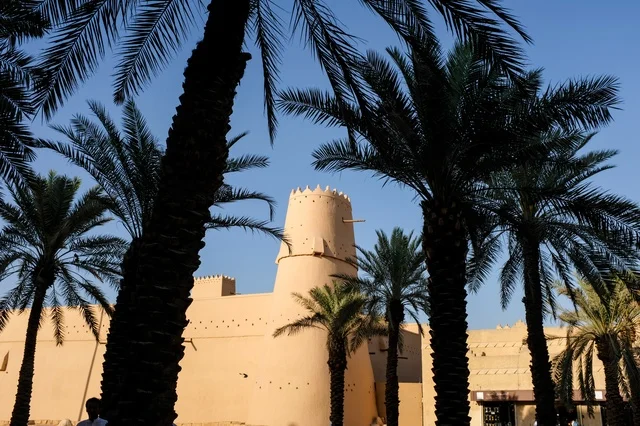 قصر المصمك التاريخي بالرياض مع أشجار النخيل