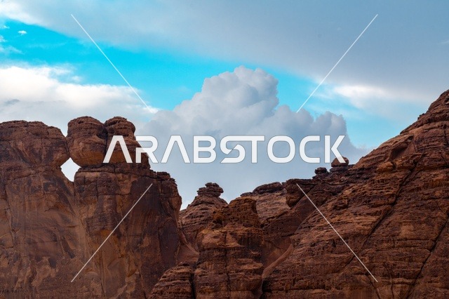 التكوينات الصخرية الطبيعية في صحراء العلا بالسعودية
