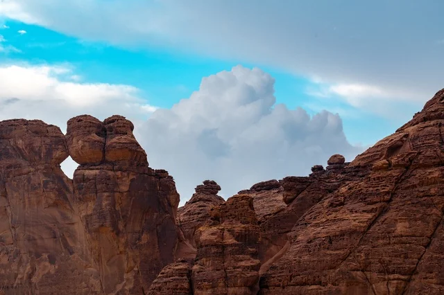 التكوينات الصخرية الطبيعية في صحراء العلا بالسعودية