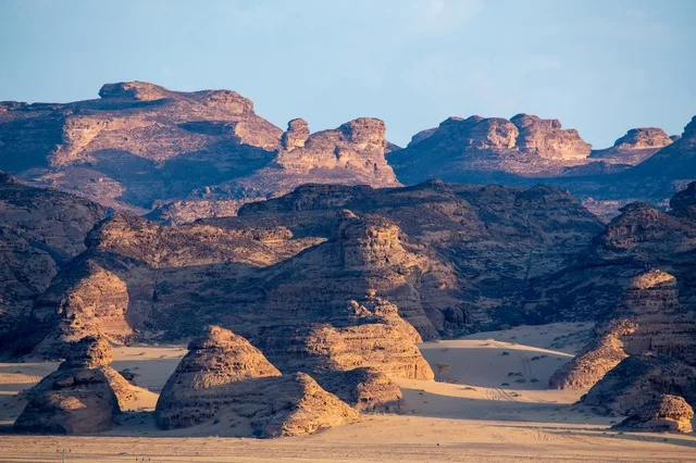 التكوينات الصخرية الطبيعية في صحراء العلا بالسعودية