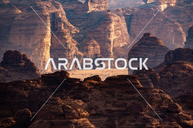 التكوينات الصخرية الصحراوية في جبال العلا السعودية