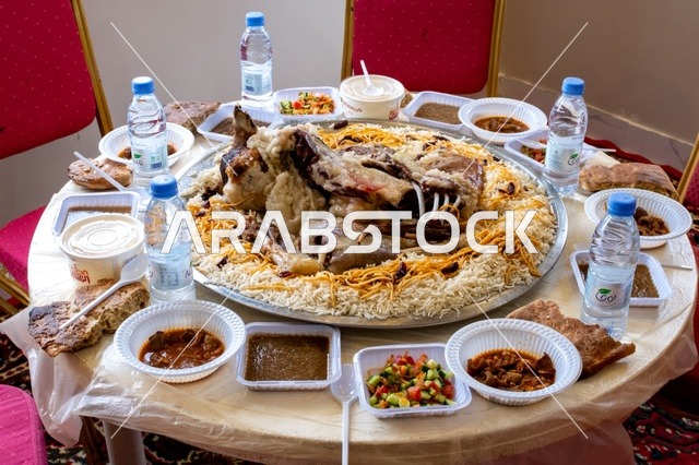 وليمة حنيذ عسيري تقليدية على طاولة الطعام