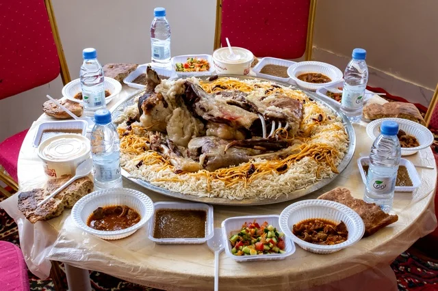وليمة حنيذ عسيري تقليدية على طاولة الطعام