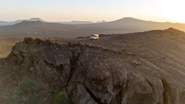 سيارة دفع رباعي في حرات المدينة المنورة عند الغروب