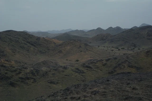 منظر الجبال الصخرية الصحراوية في السعودية