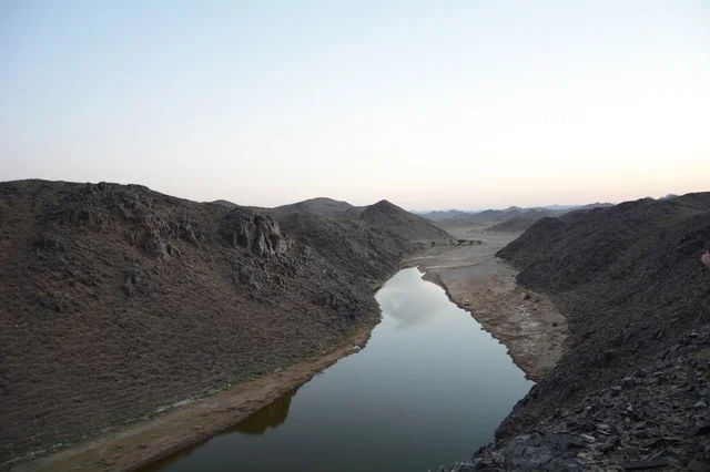 نهر طبيعي يتدفق عبر الأودية الجبلية في السعودية