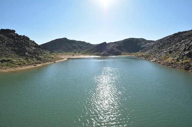 وادي مائي يجري بين الجبال الصخرية في السعودية