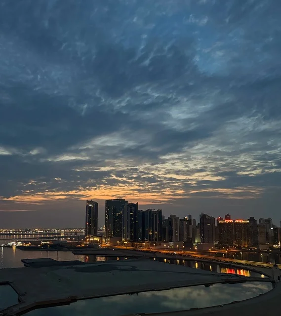 الواجهة البحرية لمدينة المنامة في البحرين عند الغروب