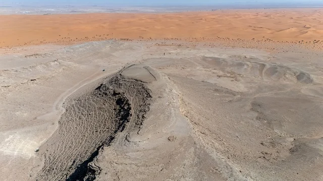 لقطة جوية لجبال نجد والصحراء في السعودية