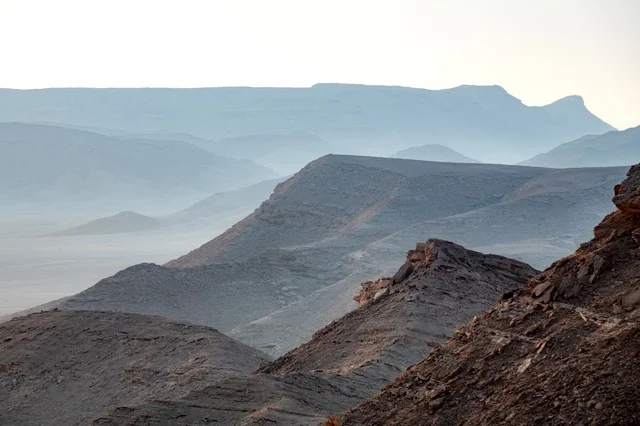 جبال منطقة نجد مغطاة بالضباب في السعودية