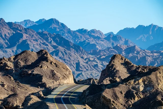 طريق الساحل في منطقة تبوك الجبلية بالسعودية طريق الساحل في منطقة تبوك الجبلية بالسعودية