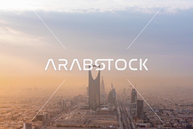 أفق مدينة الرياض مع برج المملكة وقت الغروب