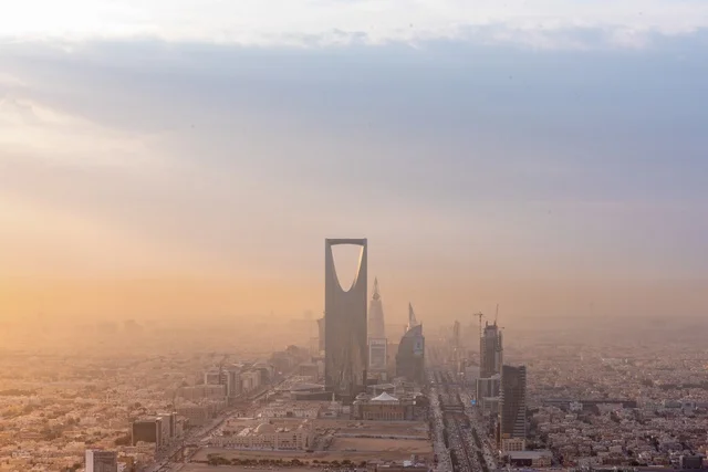 أفق مدينة الرياض مع برج المملكة وقت الغروب