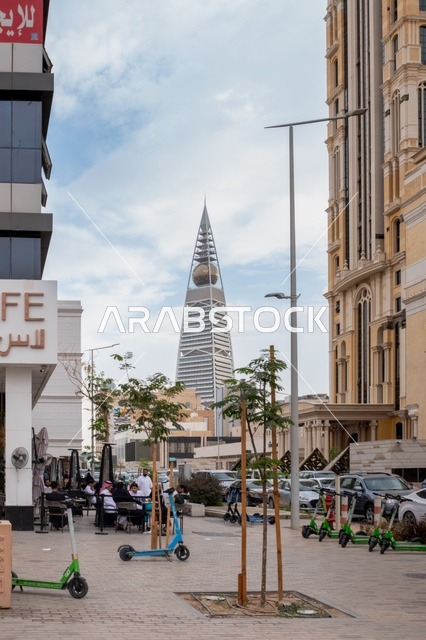 برج الفيصلية في الرياض مع سكوترات ومقاهي خارجية