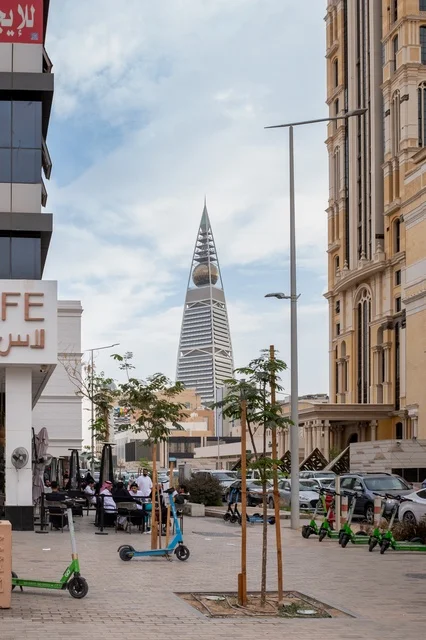 برج الفيصلية في الرياض مع سكوترات ومقاهي خارجية