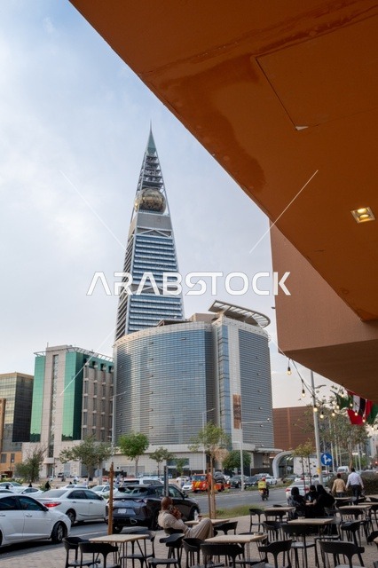 برج الفيصلية الرياض في إطلالة من الشارع