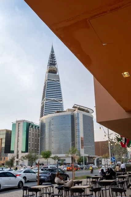 برج الفيصلية الرياض في إطلالة من الشارع