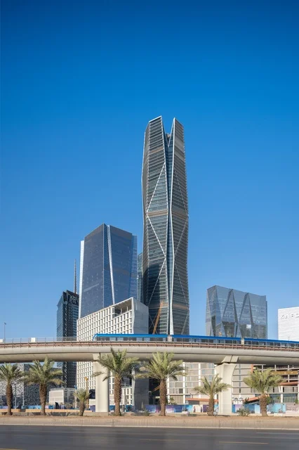 أبراج مركز الملك عبد الله المالي وجسر المترو في الرياض