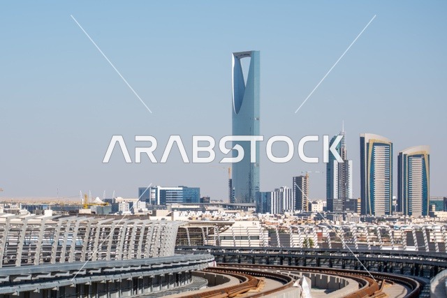 أفق مدينة الرياض مع برج المملكة ومسارات المترو