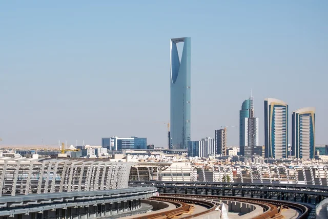 أفق مدينة الرياض مع برج المملكة ومسارات المترو