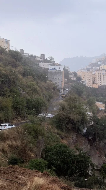 جبال فيفاء السعودية طريق متعرج في المطر