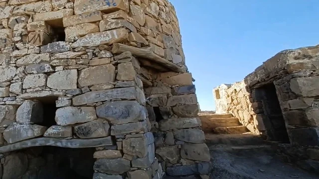 آثار جدران قلعة رعوم التاريخية في نجران السعودية