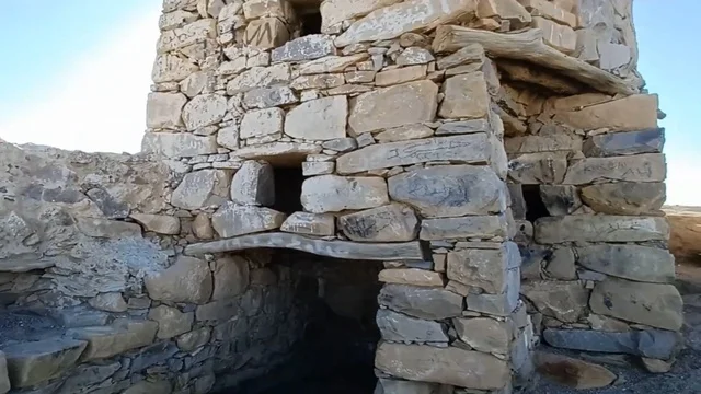 حصن قلعة رعوم الأثرية المبنية من الحجارة في نجران