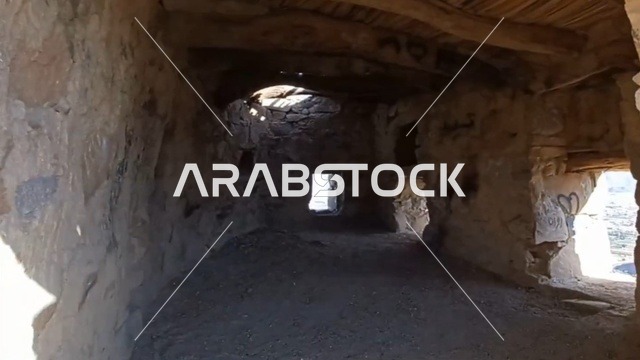 التصميم الداخلي الحجري لقلعة رعوم في نجران