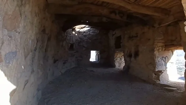 التصميم الداخلي الحجري لقلعة رعوم في نجران
