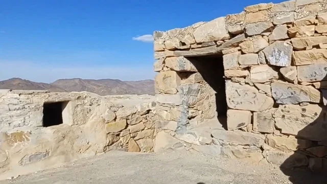 الآثار الحجرية التاريخية لقلعة رعوم في نجران