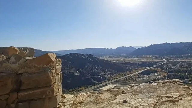 قلعة رعوم التاريخية المطلة على وادي نجران السعودية