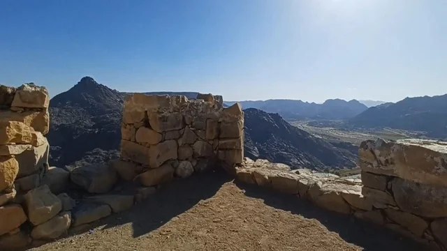 آثار قلعة رعوم نجران مع مناظر جبلية