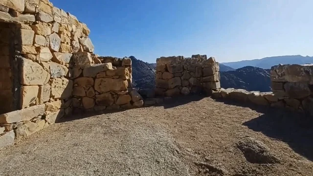 قلعة رعوم التاريخية في نجران مع جدران حجرية