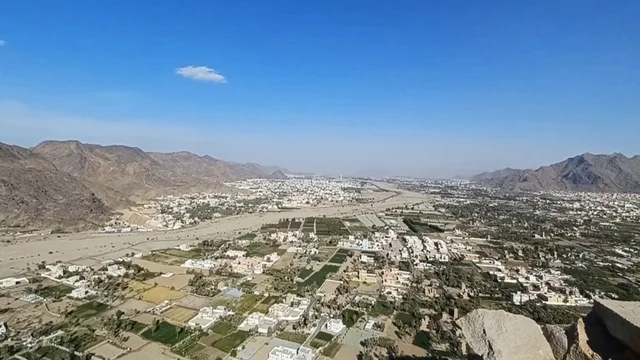 إطلالة من قلعة رعوم على وادي ومدينة نجران