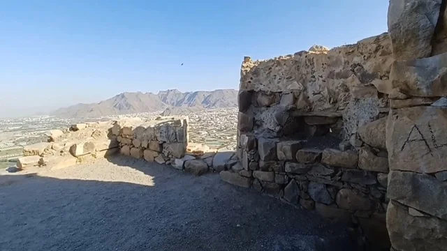 آثار قلعة رعوم التاريخية في نجران مع إطلالة جبلية