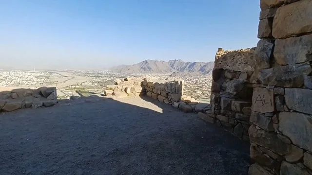 قلعة رعوم الأثرية في نجران مع إطلالة على الجبال