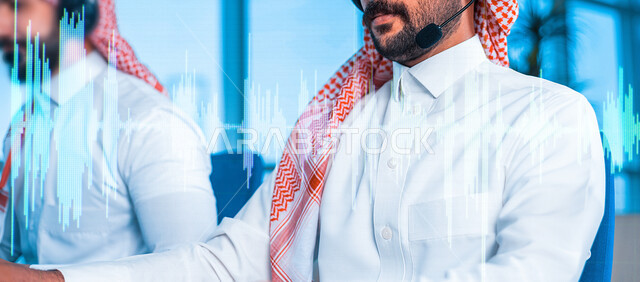 صورة مقربة لرجل عربي سعودي خليجي يرتدي سماعة الرأس، يعمل في خدمة العملاء في شركة، استعلامات واستفسارات، اجراء اتصال من خلال الحاسوب، عقد اجتماع عمل عبر الانترنت، خلفية هولوجرامية لموجات صوتية ثلاثية الابعاد، بيئة العمل