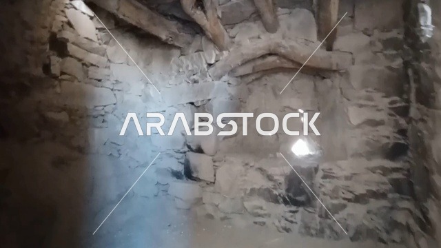 غرفة أثرية داخل قلعة رعوم التاريخية في نجران السعودية