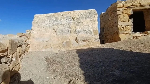 أنقاض قلعة رعوم الحجرية الأثرية في نجران السعودية
