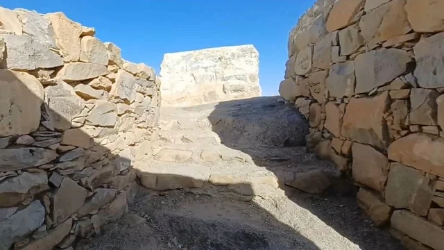 أنقاض قلعة رعوم الحجرية في نجران تحت السماء