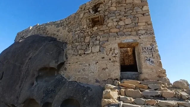قلعة رعوم الحجرية الأثرية فوق الجبل في نجران السعودية