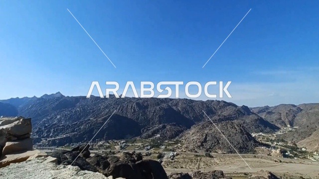 إطلالة جبال نجران من قلعة رعوم الأثرية